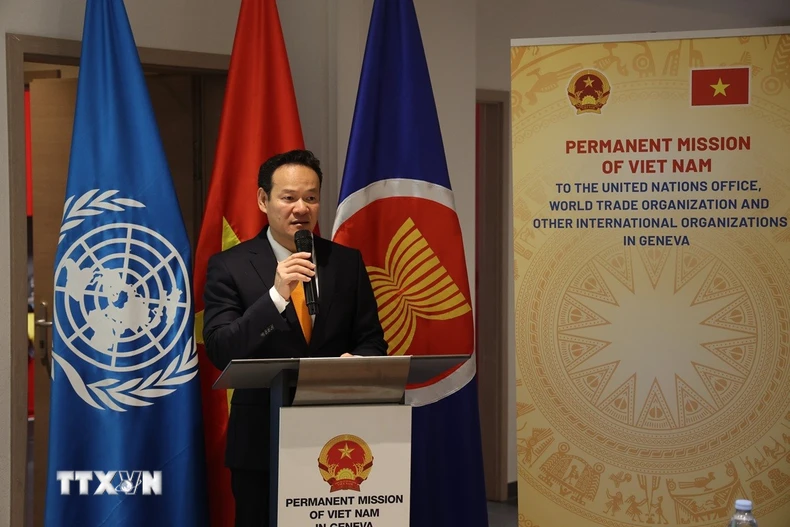 Đại sứ Mai Phan Dũng phát biểu tại buổi tọa đàm. (Ảnh: Anh Hiển/TTXVN)