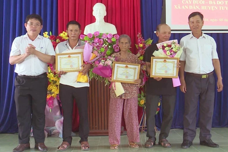 Thường trực Huyện ủy Tuy An (tỉnh Phú Yên) khen thưởng, biểu dương các hộ gia đình hiến đất làm đường. (Ảnh: TTXVN phát)