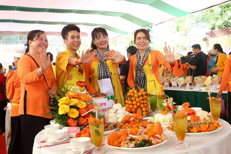 Đội thi giới thiệu các món ẩm thực có nguyên liệu từ trái thanh trà của thị xã Bình Minh, tỉnh Vĩnh Long. (Ảnh: Lê Thúy Hằng/TTXVN)