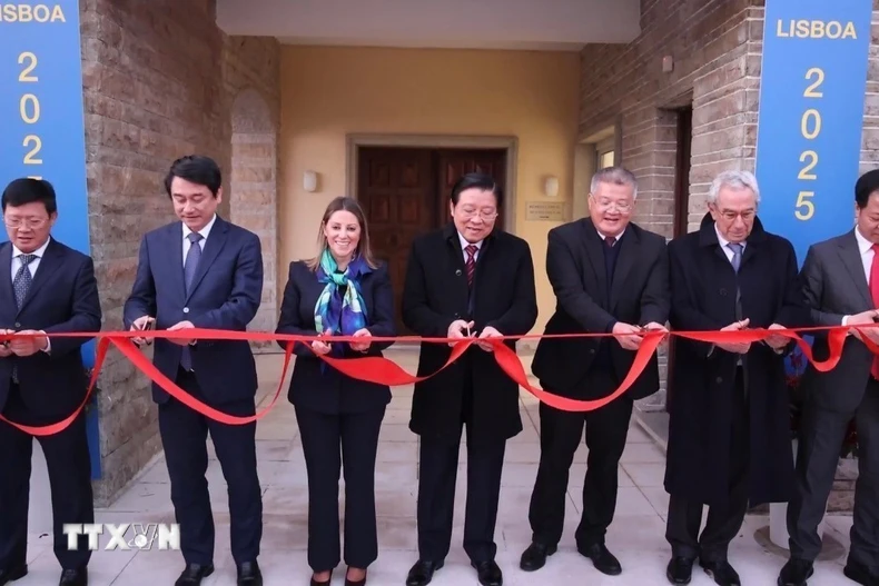 Ông Phan Đình Trạc cắt băng khai trương Đại sứ quán Việt Nam tại Bồ Đào Nha. (Ảnh: Anh Hiển/TTXVN)