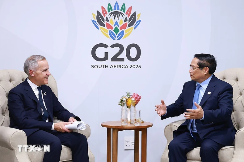 Nhân chuyến tham dự Hội nghị Thượng đỉnh G20 tại Nam Phi, chiều 22/11/2025 (giờ địa phương), Thủ tướng Phạm Minh Chính gặp Thủ tướng Canada Mark Carney. (Ảnh: Dương Giang/TTXVN)