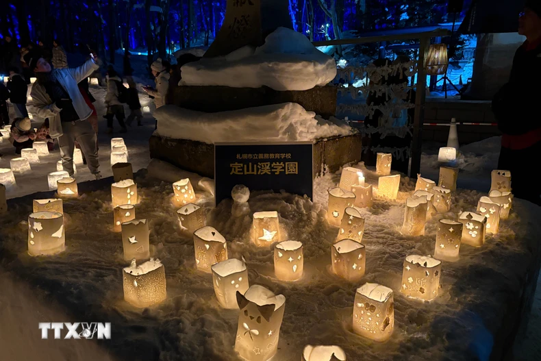 Những ngọn đèn tuyết ngộ nghĩnh là tác phẩm của các em học sinh địa phương. (Ảnh: Xuân Giao/TTXVN)