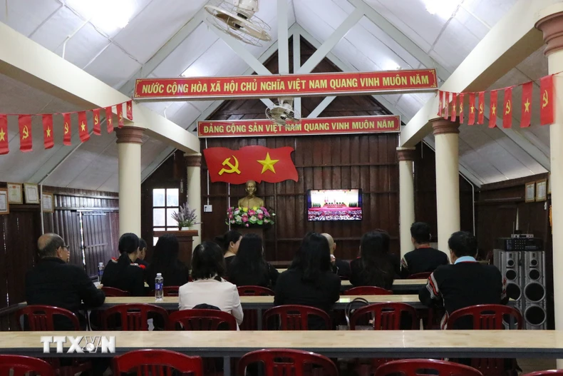 Bà con tại buôn Ako Dhông, phường Buôn Ma Thuột (tỉnh Đắk Lắk) tập trung theo dõi sự kiện chính trị trọng đại của đất nước. (Ảnh: Nguyên Dung/TTXVN)