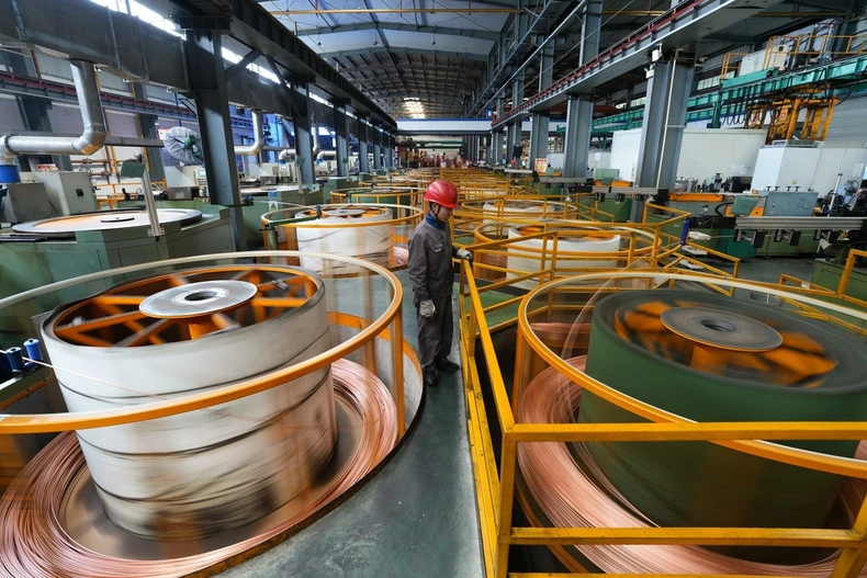 Đồng được sản xuất tại nhà máy ở tỉnh Chiết Giang, Trung Quốc. (Nguồn: THX/TTXVN)