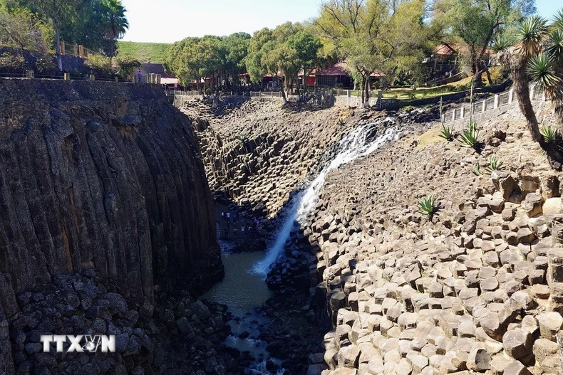 Huasca de Ocampo, địa điểm đạt danh hiệu “Thị trấn kỳ diệu - Pueblo Mágico” đầu tiên của Mexico, cũng là nơi thiên nhiên lưu giữ Prismas Basálticos - một trong những kỳ quan địa chất độc đáo nhất khu vực Mỹ Latinh. Được hình thành từ dung nham núi lửa cách đây hàng triệu năm, những cột đá bazan thẳng đứng, đều đặn, kết hợp cùng dòng nước đổ xuống từ đập San Antonio Regla, tạo nên cảnh quan vừa hùng vĩ vừa trầm mặc, thu hút đông đảo du khách và giới nghiên cứu khoa học. (Ảnh: Phi Hùng/TTXVN)