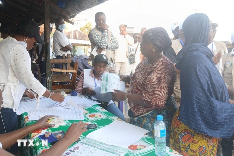 Điểm bầu cử tổng thống tại Conakry, Guinea ngày 28/12/2025. (Nguồn: THX/TTXVN)