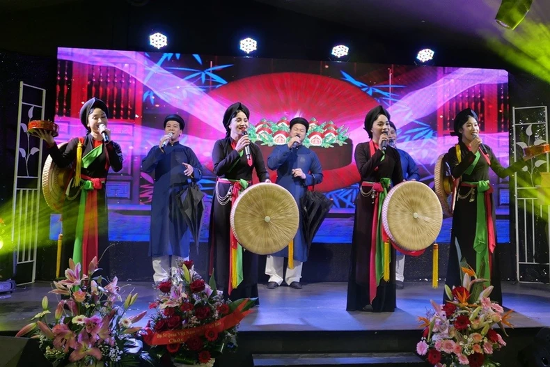 Một tiết mục biểu diễn trong chương trình nghệ thuật “Văn hóa Việt Nam-Tinh hoa di sản Kinh Bắc” của Nhà hát Dân ca Quan họ Bắc Ninh tại Berlin. (Ảnh: Thu Hằng/TTXVN)