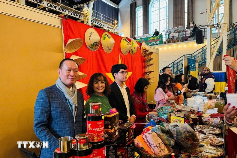 Đại sứ Phạm Trường Giang tại gian hàng của Việt Nam tham gia Hội chợ. (Nguồn: TTXVN phát)