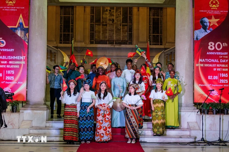 Trình diễn trang phục áo dài và capulana tại lễ kỷ niệm. (Nguồn: TTXVN phát)