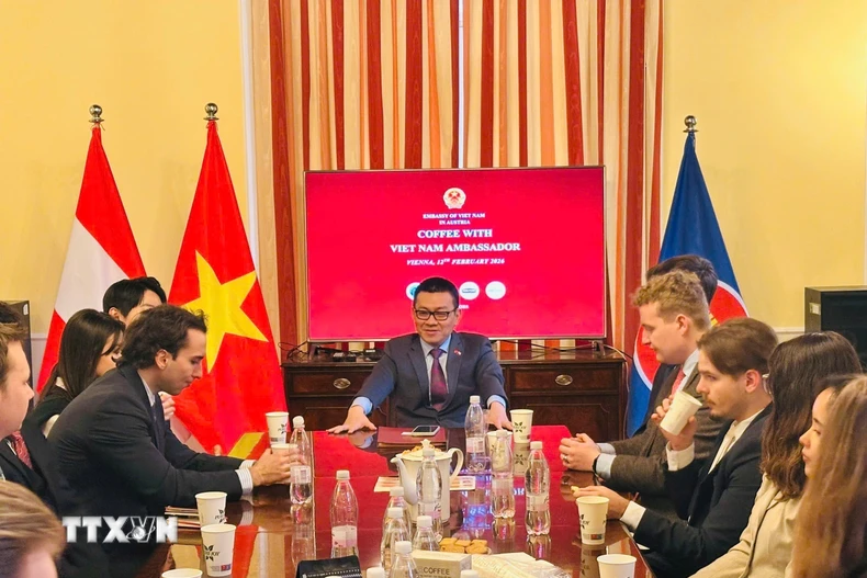 Đại sứ Việt Nam tại Áo Vũ Lê Thái Hoàng đã gặp và nói chuyện với giảng viên và học viên cao học quốc tế của Học viện Ngoại giao Áo. (Nguồn: TTXVN phát)