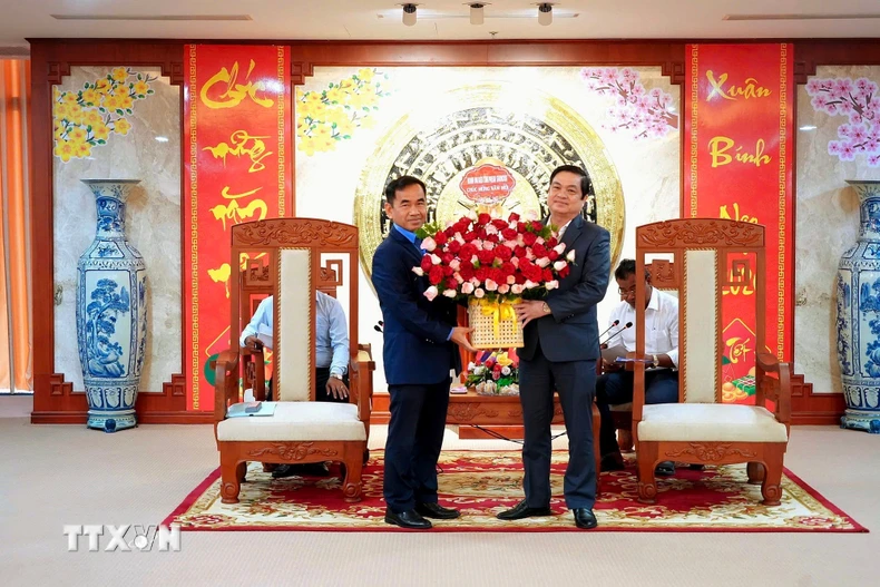 Phó Tỉnh trưởng tỉnh Preah Sihanouk Em Pheap gửi thư chúc mừng năm mới đến Phó Chủ tịch Ủy ban Nhân dân tỉnh Cà Mau Huỳnh Chí Nguyện, thể hiện tình hữu nghị, hợp tác giữa hai địa phương. (Ảnh: Chanh Đa/TTXVN)