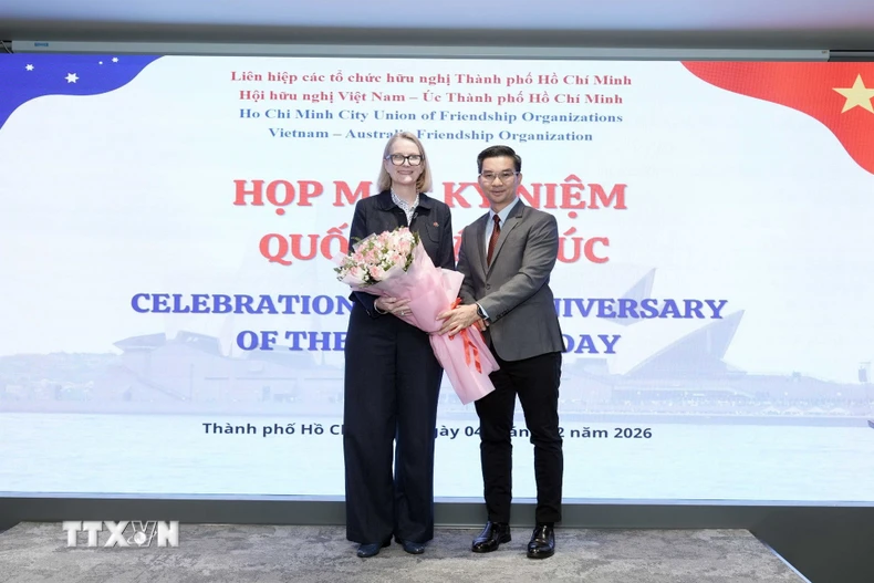 Ông Nguyễn Quang Trung, Phó Chủ tịch Hội hữu nghị Việt Nam-Australia Thành phố Hồ Chí Minh, tặng hoa chúc mừng bà Tổng lãnh sự Australia tại Thành phố Hồ Chí Minh. (Ảnh: Xuân Khu/TTXVN)