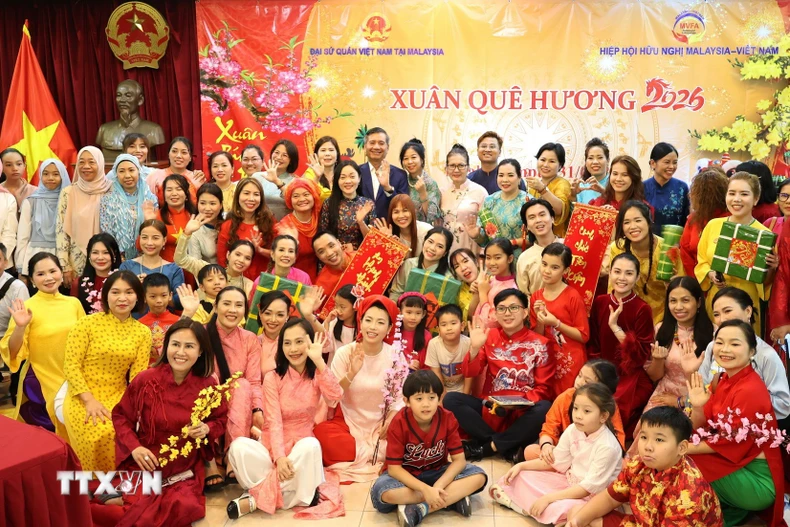 Đại sứ Đinh Ngọc Linh, Phu nhân và Chủ tịch Trần Thị Chang chụp ảnh cùng cộng đồng tại chương trình. (Ảnh: Viên Luyến/TTXVN)