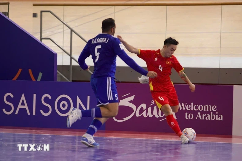 Một pha bóng trong trận ra quân gặp Kuwait của đội tuyển futsal Việt Nam. (Nguồn: TTXVN phát)
