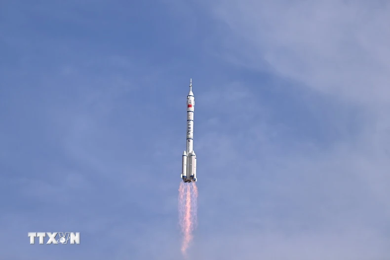 Tên lửa đẩy Trường Chinh-2F mang theo tàu Thần Châu-20 được phóng từ Trung tâm phóng vệ tinh Tửu Tuyền ở Tây Bắc Trung Quốc ngày 24/4/2025. (Nguồn: THX/TTXVN)