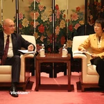 Tổng giám đốc TTXVN Vũ Việt Trang trao đổi với Tổng giám đốc Andrey Kondrashov. (Ảnh: Hoàng Long/Vietnam+)