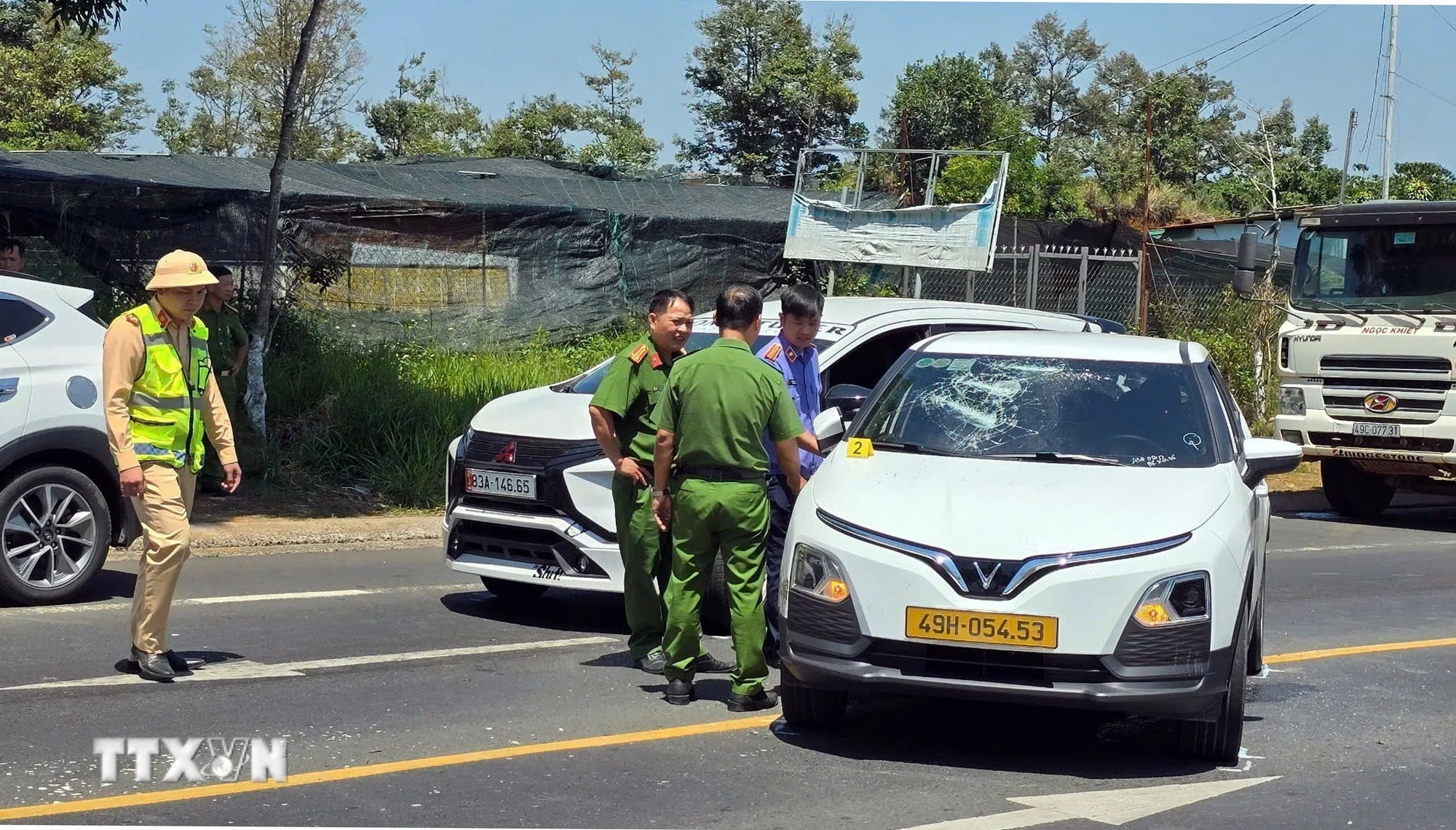 Lâm Đồng tạm giữ khẩn cấp đối tượng đập phá xe taxi do mâu thuẫn gia đình