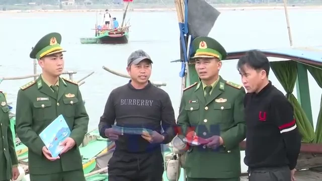 Hà Tĩnh: Bộ đội Biên phòng đưa thông tin bầu cử đến ngư dân trước mỗi chuyến ra khơi