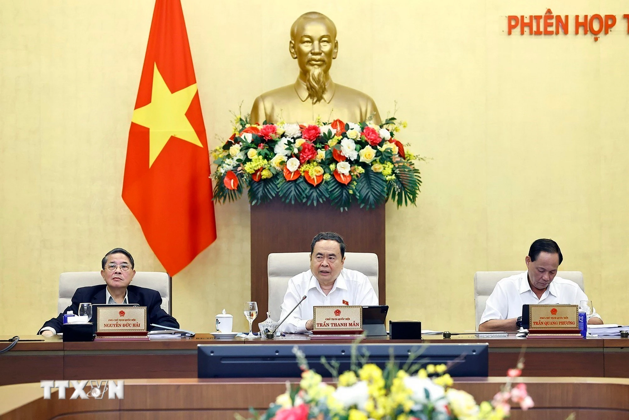 Ủy ban Thường vụ Quốc hội yêu cầu gỡ rào cản, khen thưởng kịp thời theo thành tích
