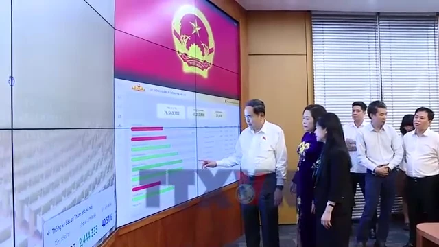 Chủ tịch Quốc hội Trần Thanh Mẫn thăm, động viên lực lượng phục vụ bầu cử