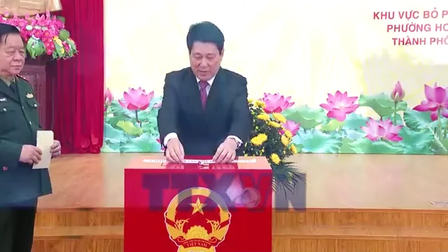 Chủ tịch nước Lương Cường bỏ phiếu đầu tiên tại Hà Nội trong ngày hội bầu cử