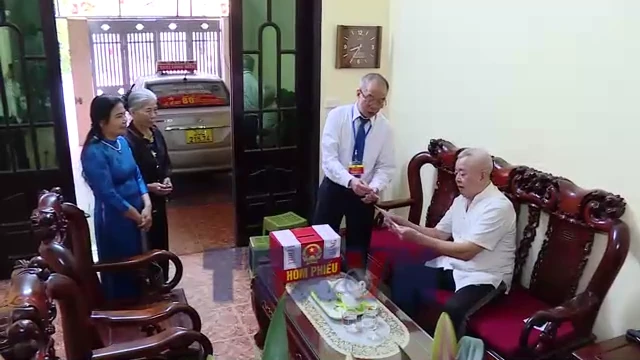 Hà Nội mang hòm phiếu phụ đến tận nhà, bảo đảm quyền bầu cử cho cử tri đặc biệt
