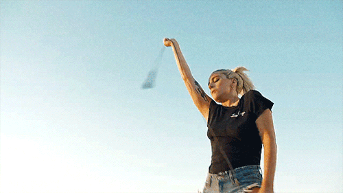 Điểm mặt những MV có phong cách thời trang đáng nhớ của năm 2016 ảnh 16