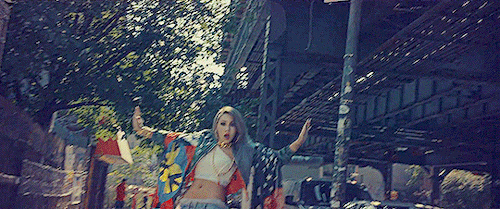 Điểm mặt những MV có phong cách thời trang đáng nhớ của năm 2016 ảnh 9