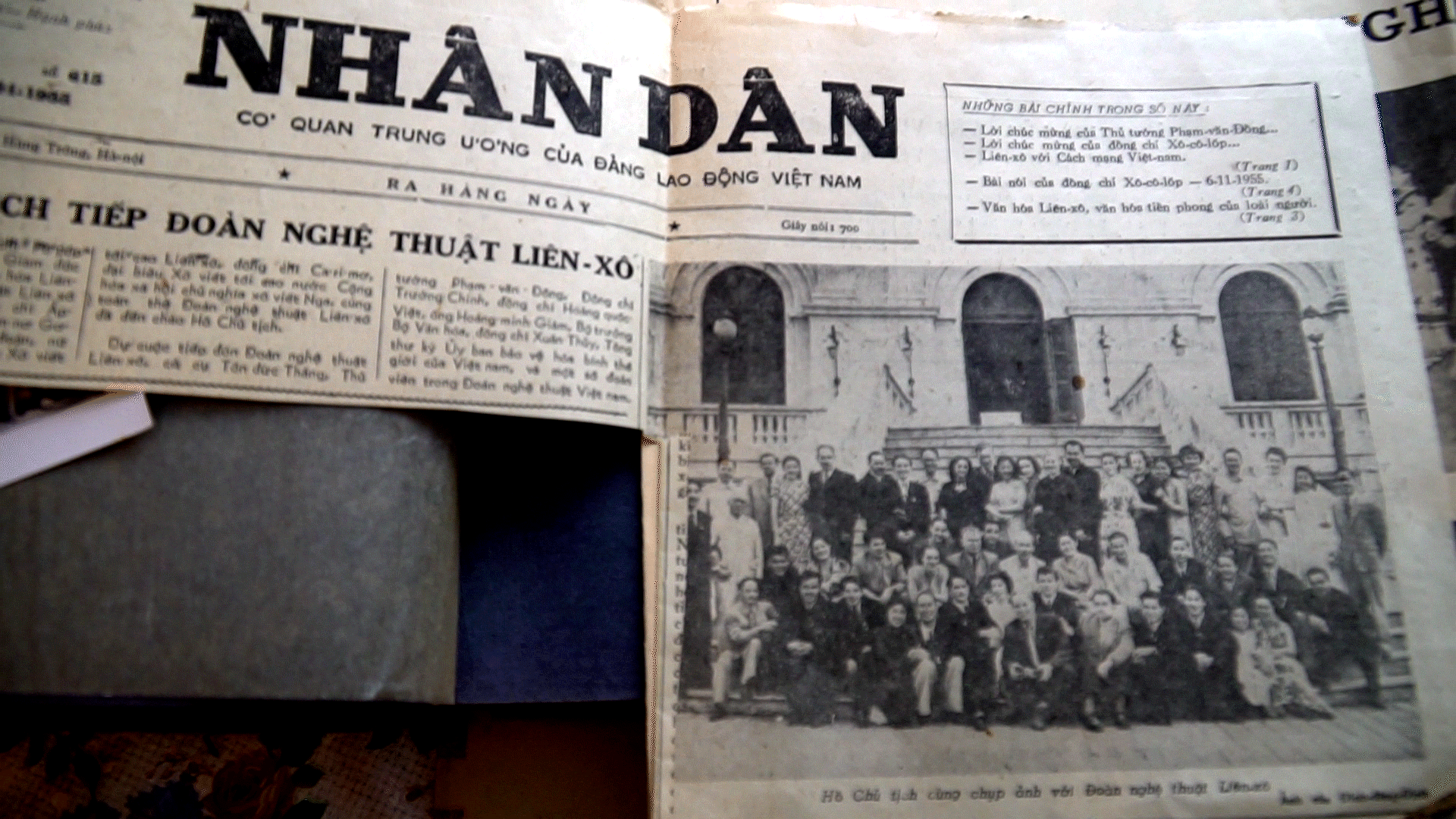 Trang báo Nhân Dân viết về đoàn nghệ sỹ Liên Xô sang Việt Nam năm 1955, ảnh chụp đoàn của nhà báo Đinh Đăng Định. (Ảnh: Tâm Hằng/Vietnam+) Nữ nghệ sỹ múa Nga và chiếc mũ lá quà tặng của Bác Hồ ảnh 3