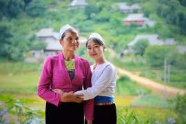 Áo pắn (áo ngắn) - loại áo cánh ngắn, xẻ ngực, ống tay dài, áo màu nâu hoặc trắng, bên trong mặc áo yếm là trang phục truyền thống hàng ngày của các cô gái Mường; đầu thường đội khăn trắng, xanh với phong cách giản dị. (Ảnh: Mai Mai/Vietnam+)