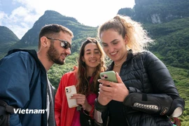 Du khách nước ngoài trên Cao nguyên đá Đồng Văn. (Ảnh: PV/Vietnam+)