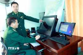 Ngư dân làm thủ tục xuất nhập cảng tại Đồn biên phòng cửa khẩu cảng Diêm Điền, huyện Thái Thụy, tỉnh Thái Bình. (Ảnh: Minh Vy/Vietnam+)