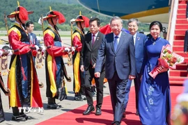 Tổng Bí thư Tô Lâm và Phu nhân đến thủ đô Seoul, bắt đầu chuyến thăm cấp Nhà nước tới Hàn Quốc. (Ảnh: Thống Nhất/TTXVN)