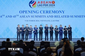 Các Trưởng đoàn chụp ảnh chung tại Phiên khai mạc Hội nghị cấp cao ASEAN lần thứ 44, 45 tại Vientiane, Lào. (Ảnh: Dương Giang/TTXVN)