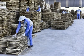 Hoạt động tại Công ty Cổ phần Woodsland Tuyên Quang chế biến đồ gỗ nội, ngoại thất chuyên xuất khẩu. (Ảnh: PV/Vietnam+)