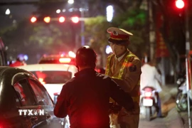 Thống kê trong tối 23/2/2026, Đội Cảnh sát giao thông số 5 (Phòng Cảnh sát giao thông Hà Nội) đã phát hiện, xử lý 17 trường hợp vi phạm về nồng độ cồn, phạt tiền ước tính 96 triệu đồng. (Ảnh: TTXVN phát)