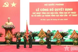 Bộ trưởng Phan Văn Giang trao Quân kỳ Quyết thắng tặng Tổng cục Hậu cần-Kỹ thuật. (Nguồn: Báo Quân đội Nhân dân)