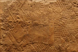 Phù điêu Assyria từ cung điện của vua Sennacherib (thế kỷ VIII trước Công nguyên) tại Mosul ngày nay. Nghiên cứu mới công bố cho rằng phù điêu số 28 thực chất mô tả thành Jerusalem. (Ảnh của nhà nghiên cứu Stephen Compton)