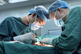 Các bác sỹ tiến hành vi phẫu khẩn cấp cho bệnh nhân.