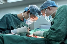 Các bác sỹ tiến hành vi phẫu khẩn cấp cho bệnh nhân.