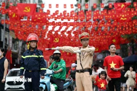 Cán bộ, chiến sỹ Cảnh sát Giao thông làm nhiệm vụ phân luồng, điều tiết giao thông. (Ảnh: Phạm Kiên/TTXVN)