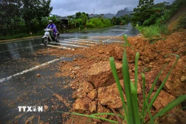 Đất đá sạt xuống đường gây nguy hiểm cho người và phương tiện khi lưu thông trên tuyến đường tỉnh 433 từ phường Hòa Bình đi xã Đà Bắc. (Ảnh: Trọng Đạt/TTXVN)