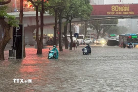 Phố Đào Tấn ngập sâu, ảnh hưởng đến lưu thông của người dân Thủ đô. (Ảnh: Quốc Khánh/TTXVN)