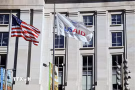 Quốc kỳ Mỹ và cờ của Cơ quan Phát triển Quốc tế Mỹ (USAID) tại trụ sở của USAID ở Washington, D.C. (Ảnh: Reuters/TTXVN)