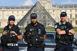 Cảnh sát gác tại Bảo tàng Louvre ở Paris, Pháp. (Ảnh: AFP/TTXVN)