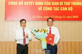 Ông Nguyễn Thành Tâm, Ủy viên Ban Chấp hành Trung ương Đảng, Phó Trưởng Ban Tổ chức Trung ương, trao Quyết định và tặng hoa chúc mừng ông Lữ Quang Ngời. (Nguồn: Báo Cà Mau)