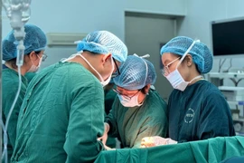 Ê-kíp bác sỹ xử lý ca bệnh tự phá thai.