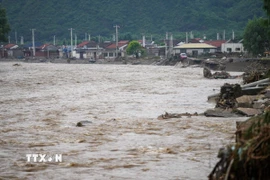 Nước sông dâng cao do mưa lớn tại Bắc Kinh, Trung Quốc ngày 27/7. (Ảnh: THX/TTXVN)