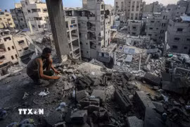Cảnh đổ nát sau vụ không kích của Israel xuống khu vực phía Tây thành phố Gaza, ngày 4/7/2025. (Ảnh: THX/TTXVN)
