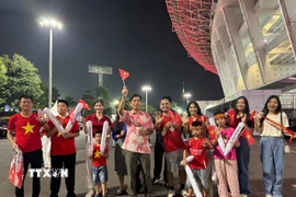Đại sứ Tạ Văn Thông và các cán bộ, nhân viên Sứ quán Việt Nam tại Indonesia là những cổ động viên đến sân sớm nhất. (Ảnh: Đỗ Quyên/TTXVN)